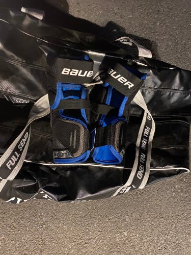 Used Medium Bauer  Nexus 4000 Elbow Pads