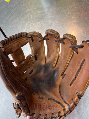 Wilson A2000 Pro Stock 11.5" Right Hand Throw