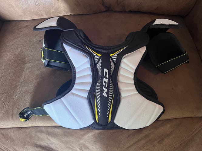 Youth Small CCM Tacks 9080 Shoulder Pads