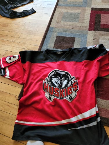 Huskies adult Small Hockey Jersey