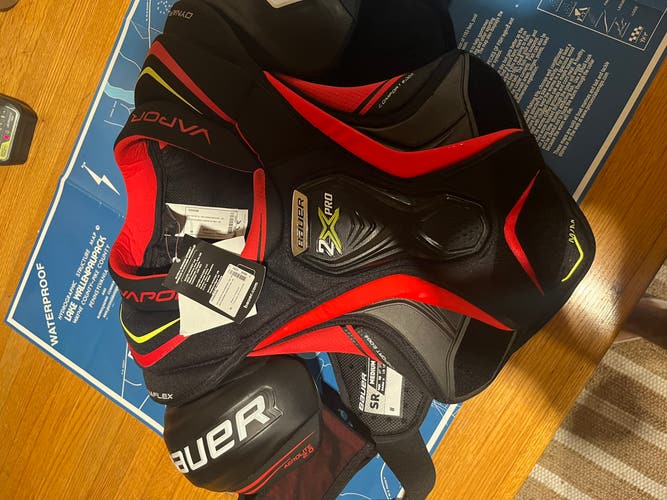 New Medium Bauer  Vapor 2x pro Shoulder Pads