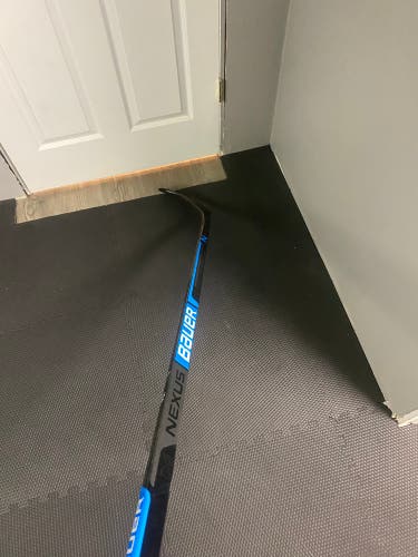 Senior Right Handed P28 Pro Stock Nexus 2N Hockey Stick