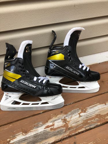 New Bauer Regular Width Pro Stock Size 8.5 Supreme UltraSonic Hockey Skates