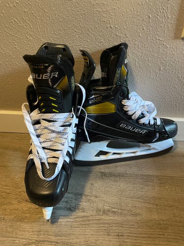 New Bauer Regular Width  Size 7.5 Hockey Skates