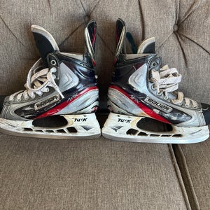 Used Bauer Regular Width  Size 9 Vapor APX Hockey Skates