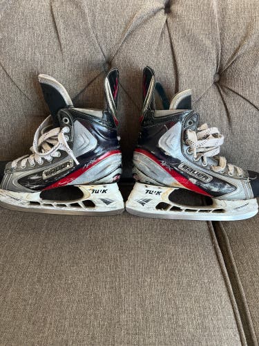 Used Bauer Regular Width  Size 9 Vapor APX Hockey Skates