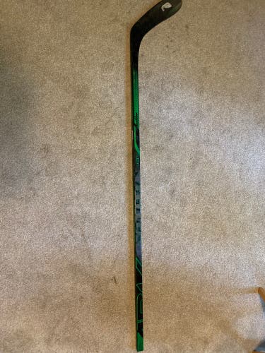 LIGHTLY USED!!! Intermediate Right Handed P28  Supreme ADV Hockey Stick