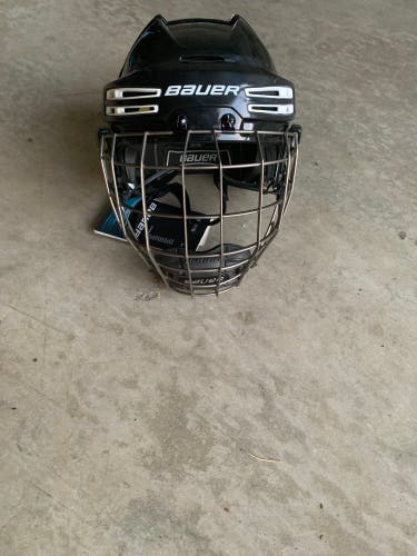 New Medium Bauer Re-Akt 75 Helmet
