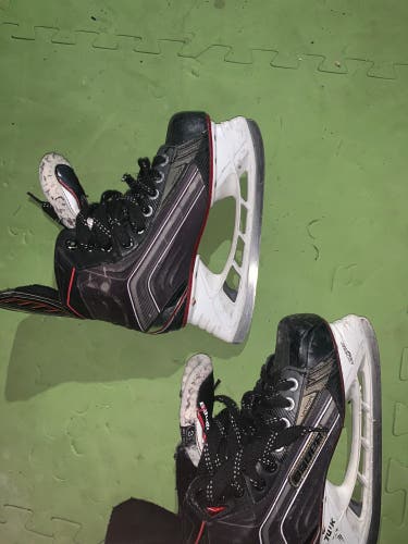 Youth Bauer Regular Width  Size 3 Vapor X600 Hockey Skates
