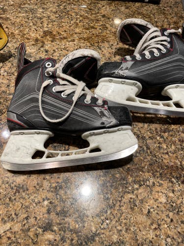 Used Bauer Regular Width Size 4 Vapor X200 Hockey Skates