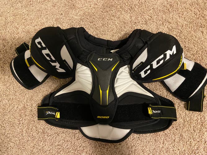Junior Used Medium CCM Tacks 9060 Shoulder Pads