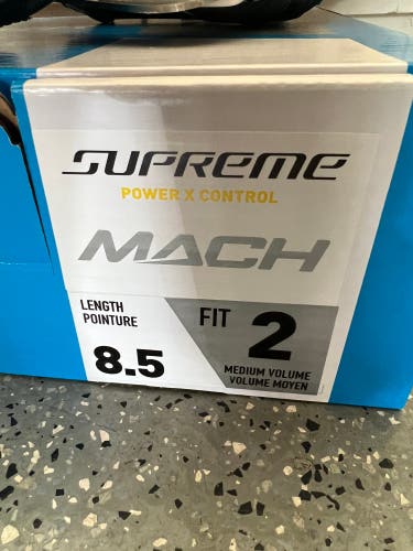 New Bauer Regular Width  Size 8.5 Supreme Mach Hockey Skates