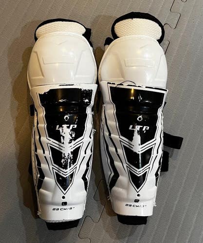 CCM Hockey Shin Pads - Used - Youth 9"