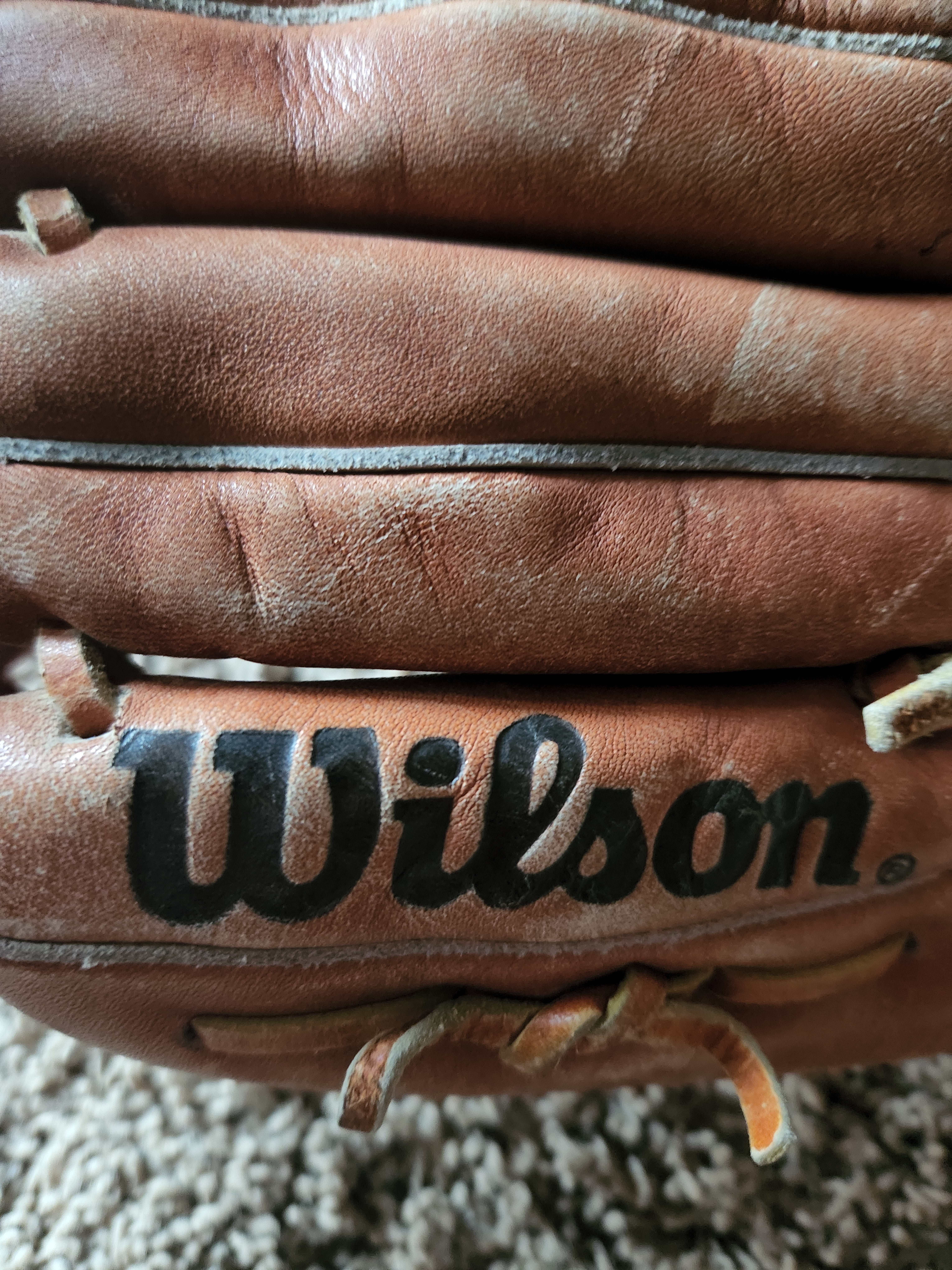 Wilson A2171 Glove. Youth snap action Pedro Guerrero. Right handed thrower