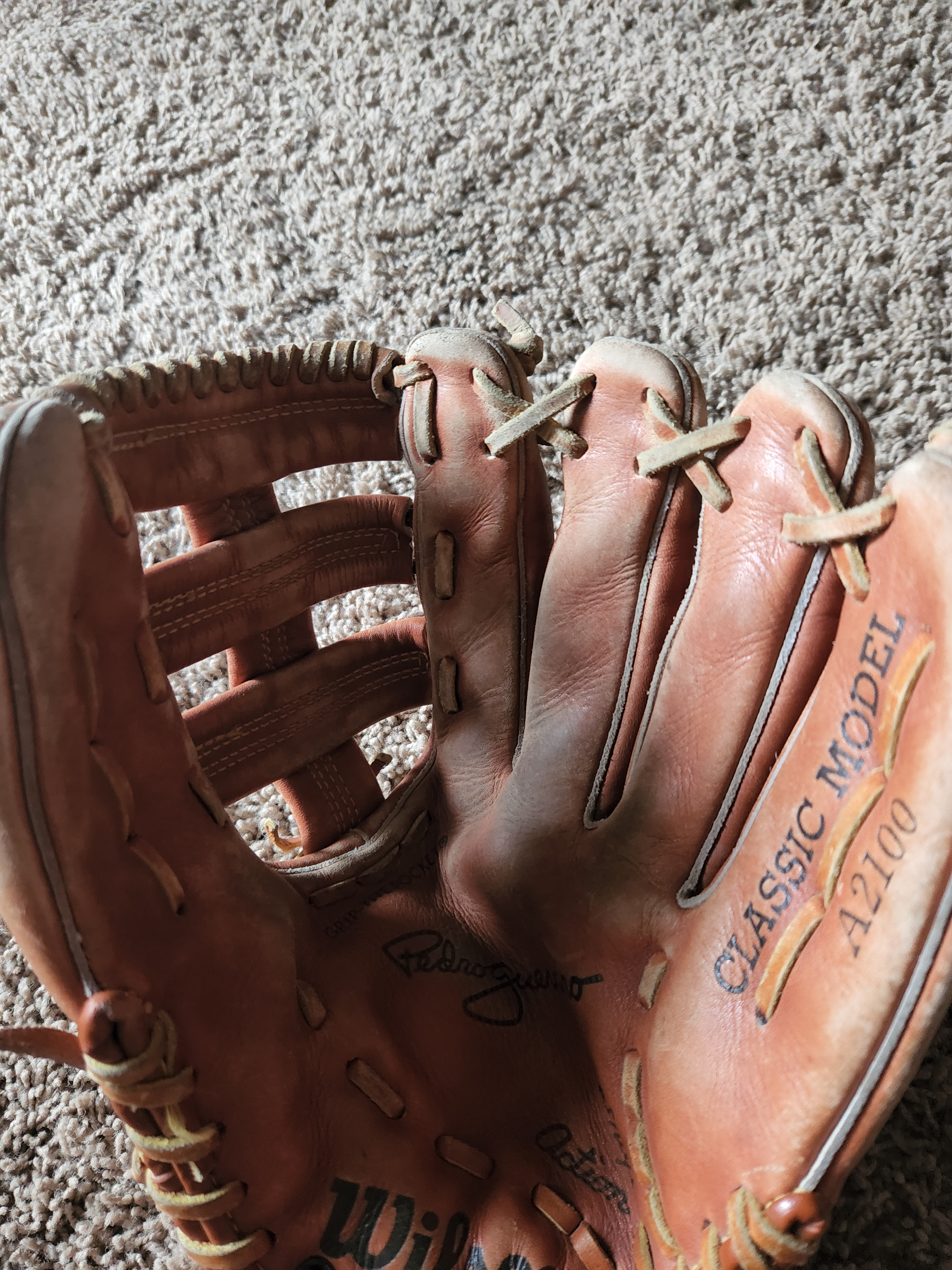 Wilson A2171 Glove. Youth snap action Pedro Guerrero. Right handed thrower