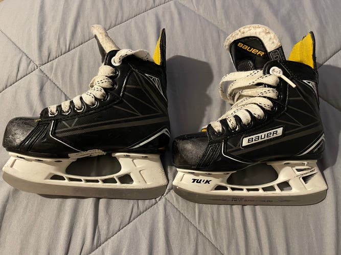 Youth Used Bauer Supreme 160 Hockey Skates Extra Wide Width Size 10.5