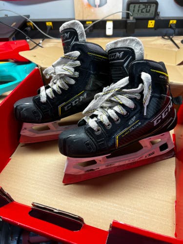 Junior CCM Regular Width Size 2 Super tacks 9370 Hockey Goalie Skates