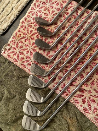 Men's Right Handed 9 Pieces Iron Set