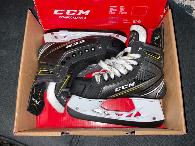 Junior New CCM Hockey Skates Regular Width Size 3.5