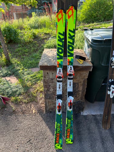 Used Men's 2017 Volkl Racing Racetiger GS Skis With Bindings Max Din 18