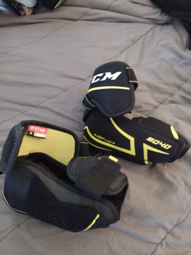 Used Medium CCM Tacks 9040 Elbow Pads