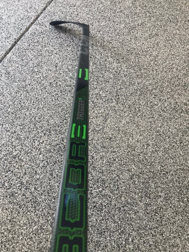 CCM Ribcore Trigger 5 Grip Right Sr. P28 85 Flex Standard Length