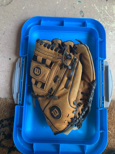 Right Hand Throw 9.5" A3000 Baseball Glove