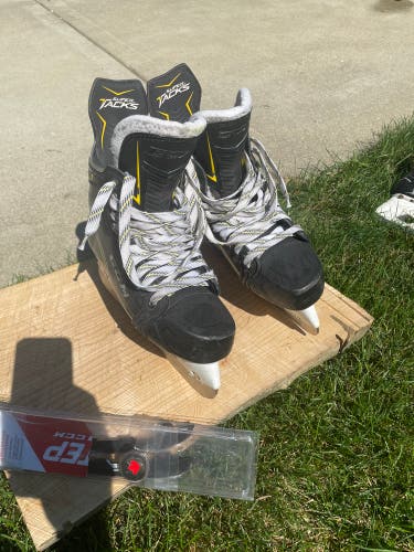 Used CCM Regular Width  Size 7.5 Super Tacks AS1 Hockey Skates