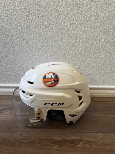 Medium CCM Islanders Helmet