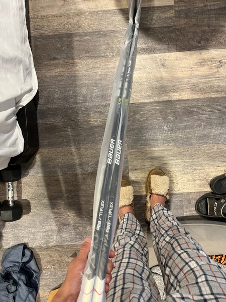 Senior Right Handed P28 Vapor Hyperlite Hockey Stick
