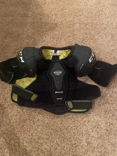 Senior Medium CCM Tacks 6052 Shoulder Pads