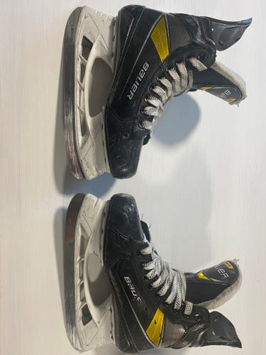 Junior Used Bauer Supreme 3S Pro Hockey Skates Regular Width Size 5.5