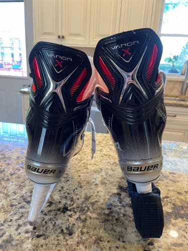 New Bauer Regular Width Size 7.5 Vapor X3.5 Hockey Skates