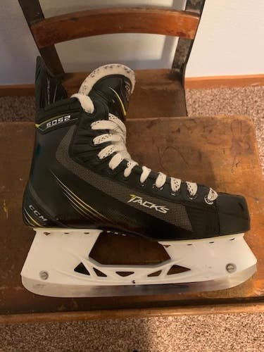 Used CCM Regular Width Size 8 Tacks 6052 Hockey Skates