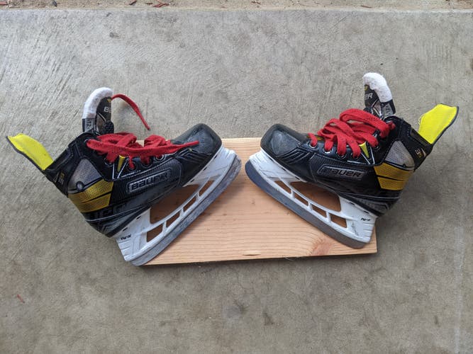 Youth Used Bauer Supreme 3S Hockey Skates Regular Width Size 12.5