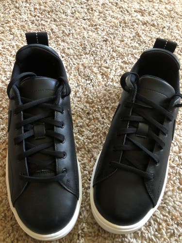 Youth Men’s Size 5.5 (Women's 6.5) Nike Golf Shoes