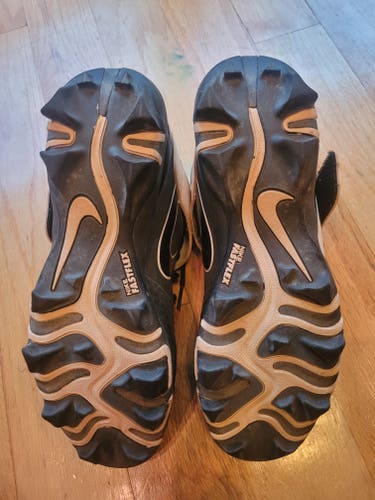 Black Youth Kid's Used Size 7.5 (Women's 8.5) Molded Cleats Nike Low Cut Trout