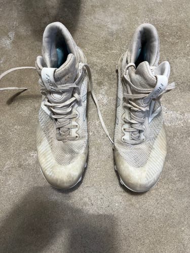 White Adult Used Men's Size 10 (Women's 11) New Balance Freeze