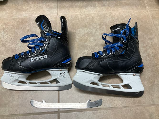 Used Bauer Extra Wide Width  Size 4 Nexus 8000 Hockey Skates
