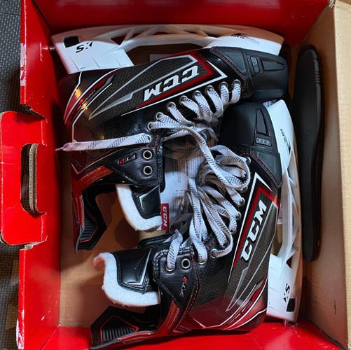 New CCM Regular Width Pro Stock Size 9.5 Hockey Skates