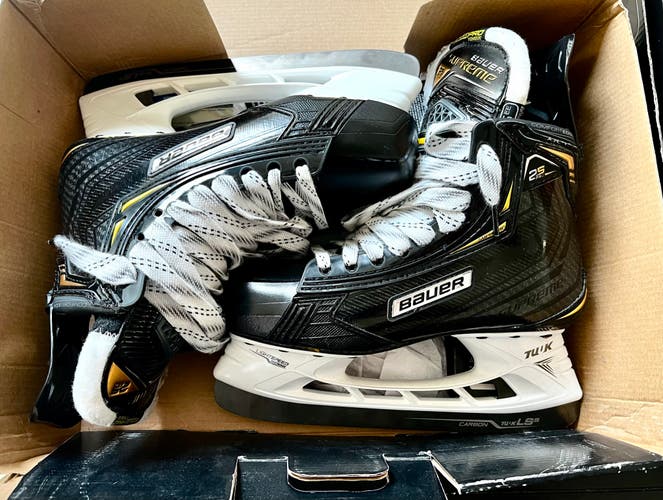 NEW Junior Bauer Supreme 2S Pro Size 5EE (Wide) Hockey Skates(US Shoe Size 6 Wide)
