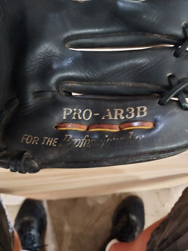 Used Rawlings Right Hand Throw Infield Heart of the Hide Baseball Glove 11.75"