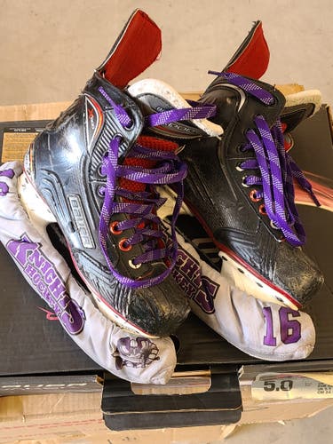 Junior Used Bauer Vapor XR300 Hockey Skates Regular Width Size 5