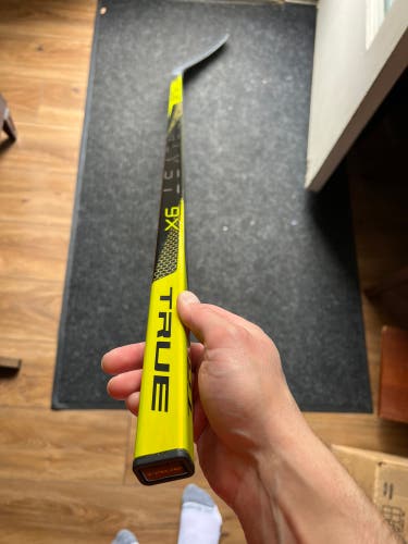 New True Catalyst 9X Hockey Stick RH MC Curve 75 Flex Mid Kick Wow