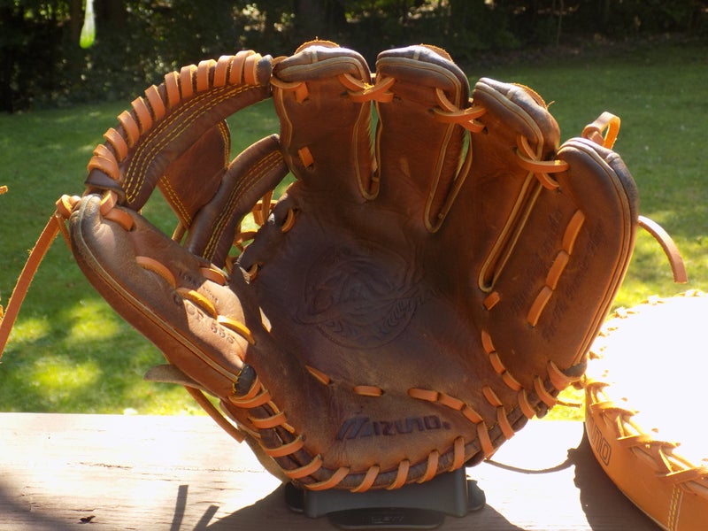 Used Mizuno Infield Right Hand Throw Classic Pro Soft Baseball Glove 11.75"