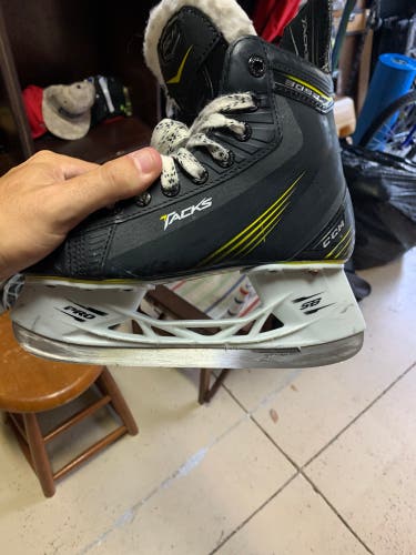 Used CCM Regular Width Size 2.5 Tacks Hockey Skates