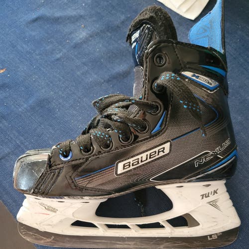 Junior Used Bauer Nexus Freeze Pro Hockey Skates Regular Width Size 4.5