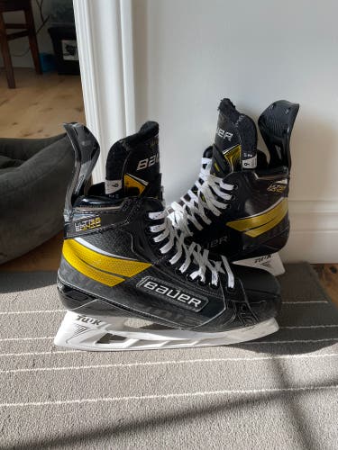 New Bauer Size 9 Fit 2 Supreme UltraSonic Hockey Skates