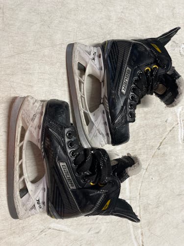 Bauer Size 2.5 Supreme 160 Hockey Skates