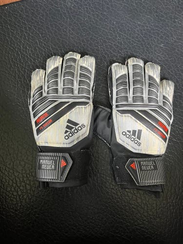 Like New Adidas predator f5 junior gloves Size 6